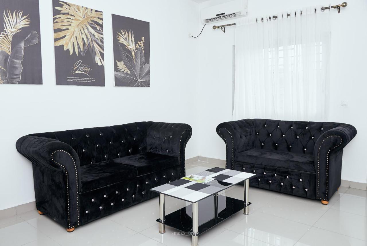 L'Immeuble Queen M.N.M Douala Exterior foto
